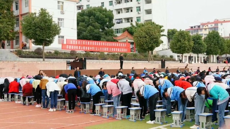 感恩教育演讲-十堰郧县谭山镇初级中学-苏建勋老师